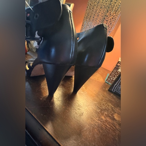 Gently worn Cole Haan. Black strappy leather sandal. Size - Picture 6 of 7